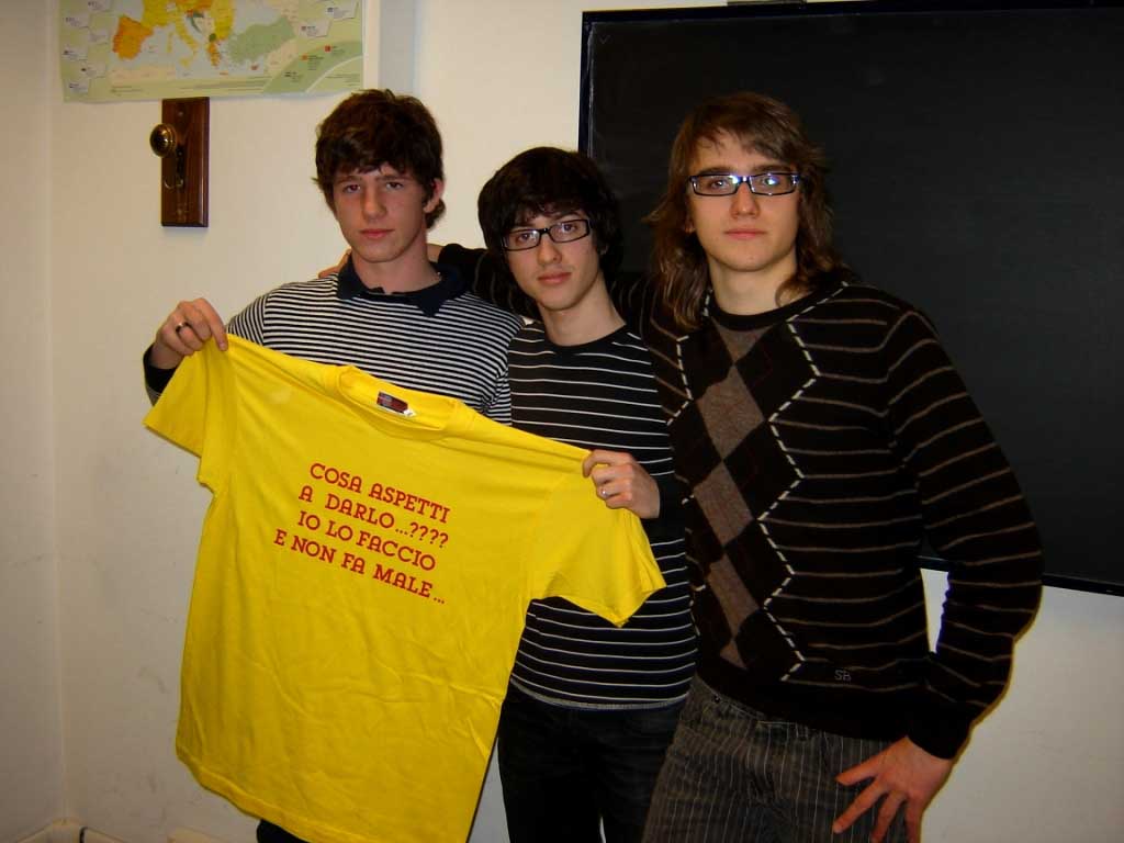 Tre ragazzi fieri della loro maglietta
